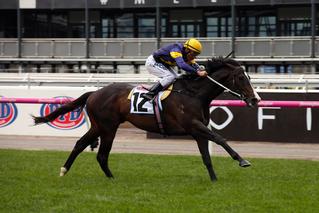 Grunt (NZ) claiming the G1 Makybe Diva Stakes.